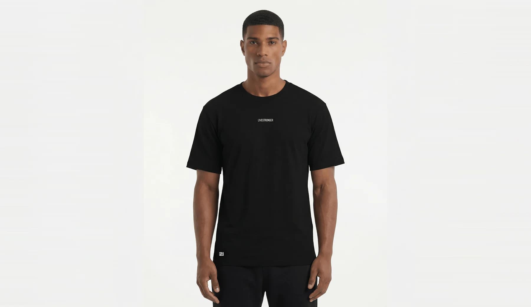 Camiseta negra básica de Livestronger sobre fondo claro