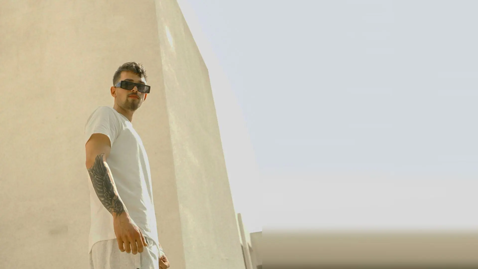 Modelo con camiseta blanca Livestronger