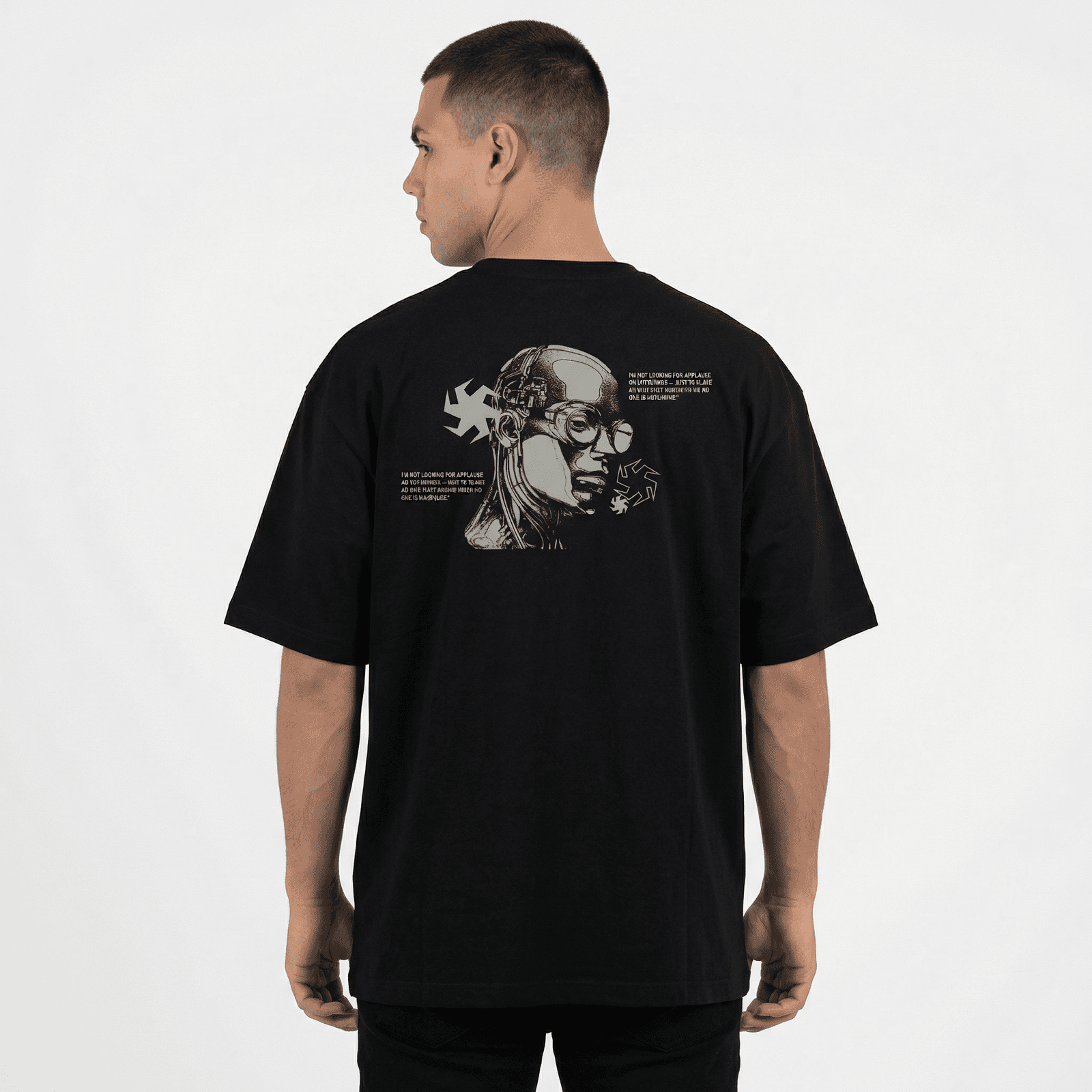 Camiseta Oversize P25 - Negro — en uso