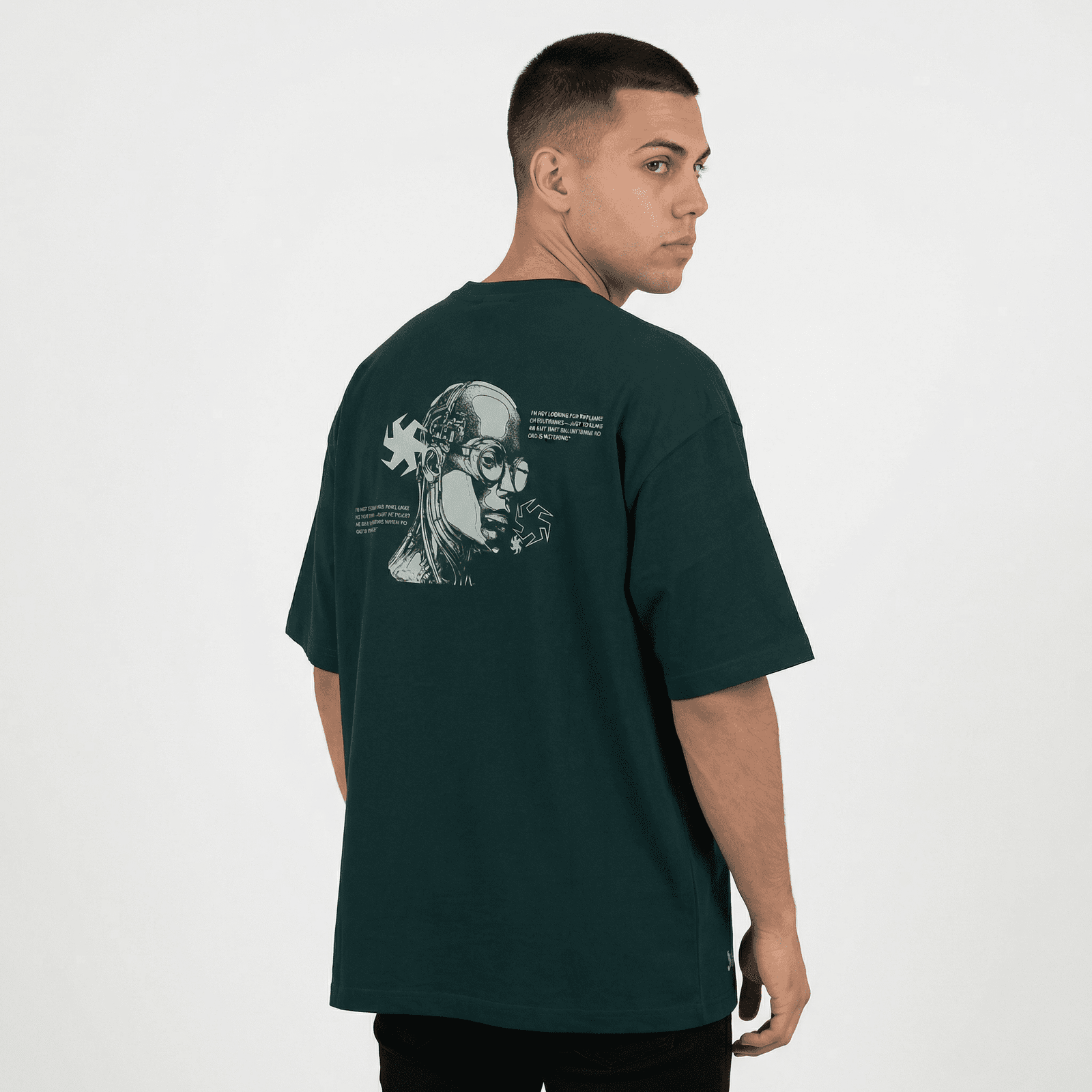 Camiseta Oversize P25 - Verde — en uso