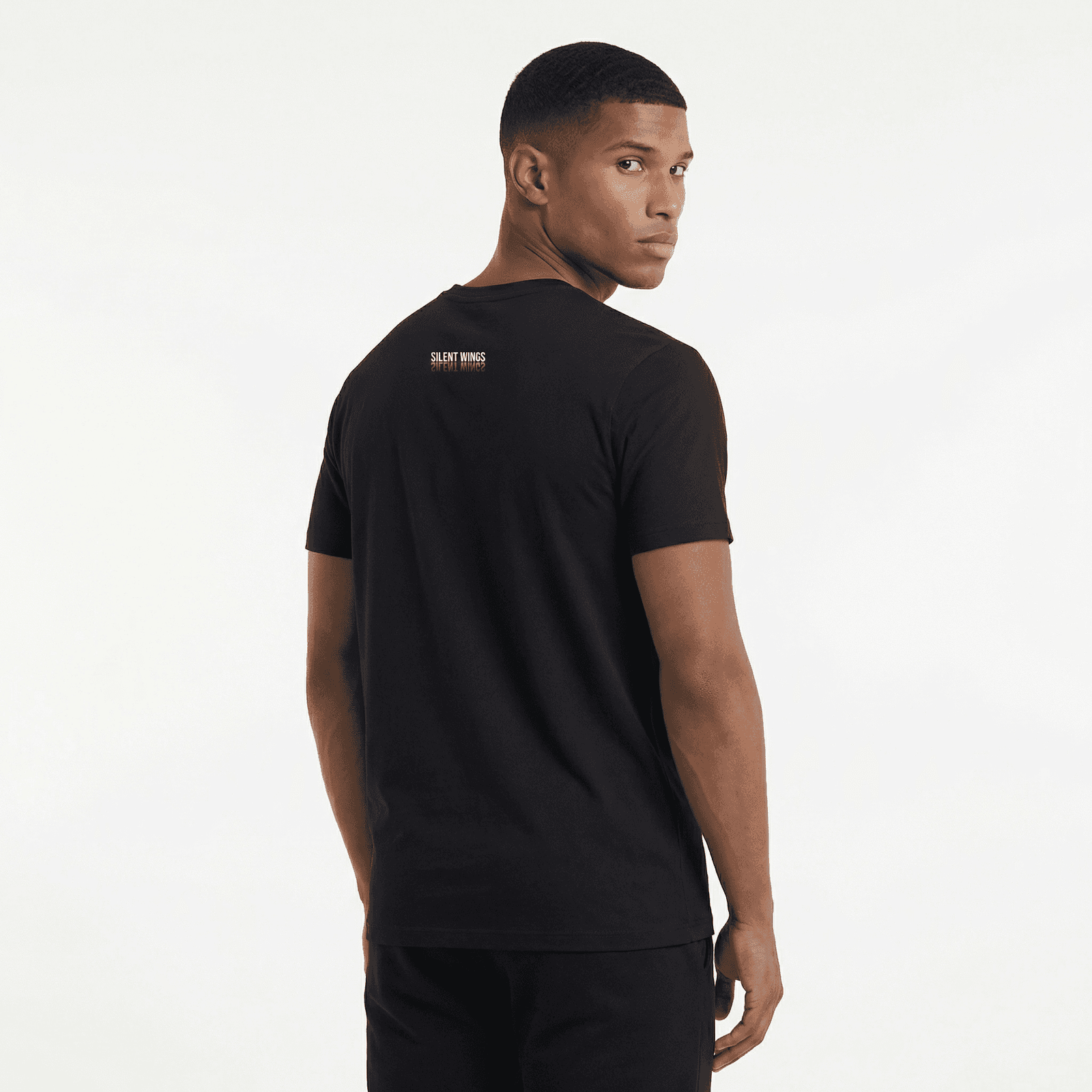 Camiseta Regular Fit P25 - Negro — en uso