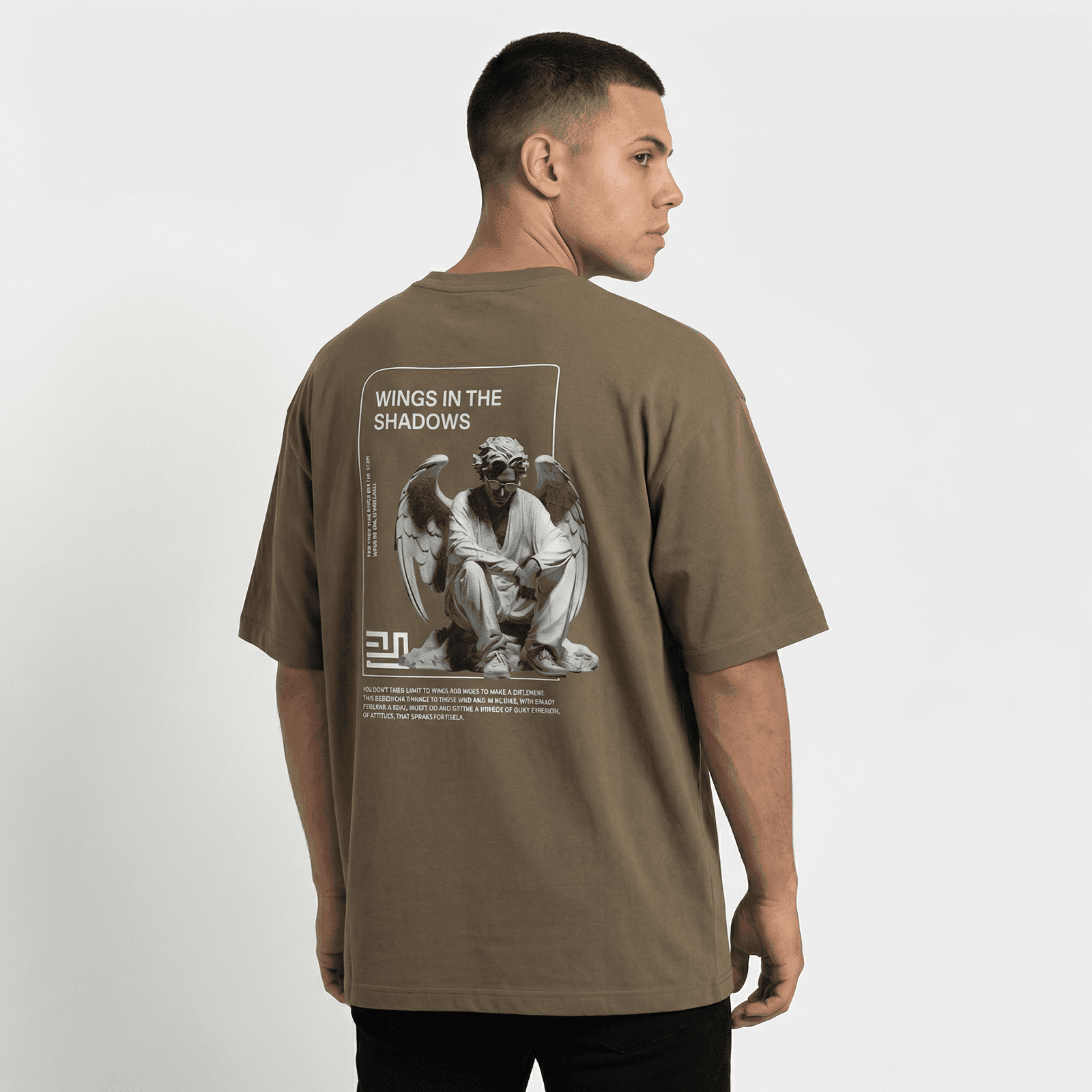 Camiseta Oversize P25 - Mocca — en uso