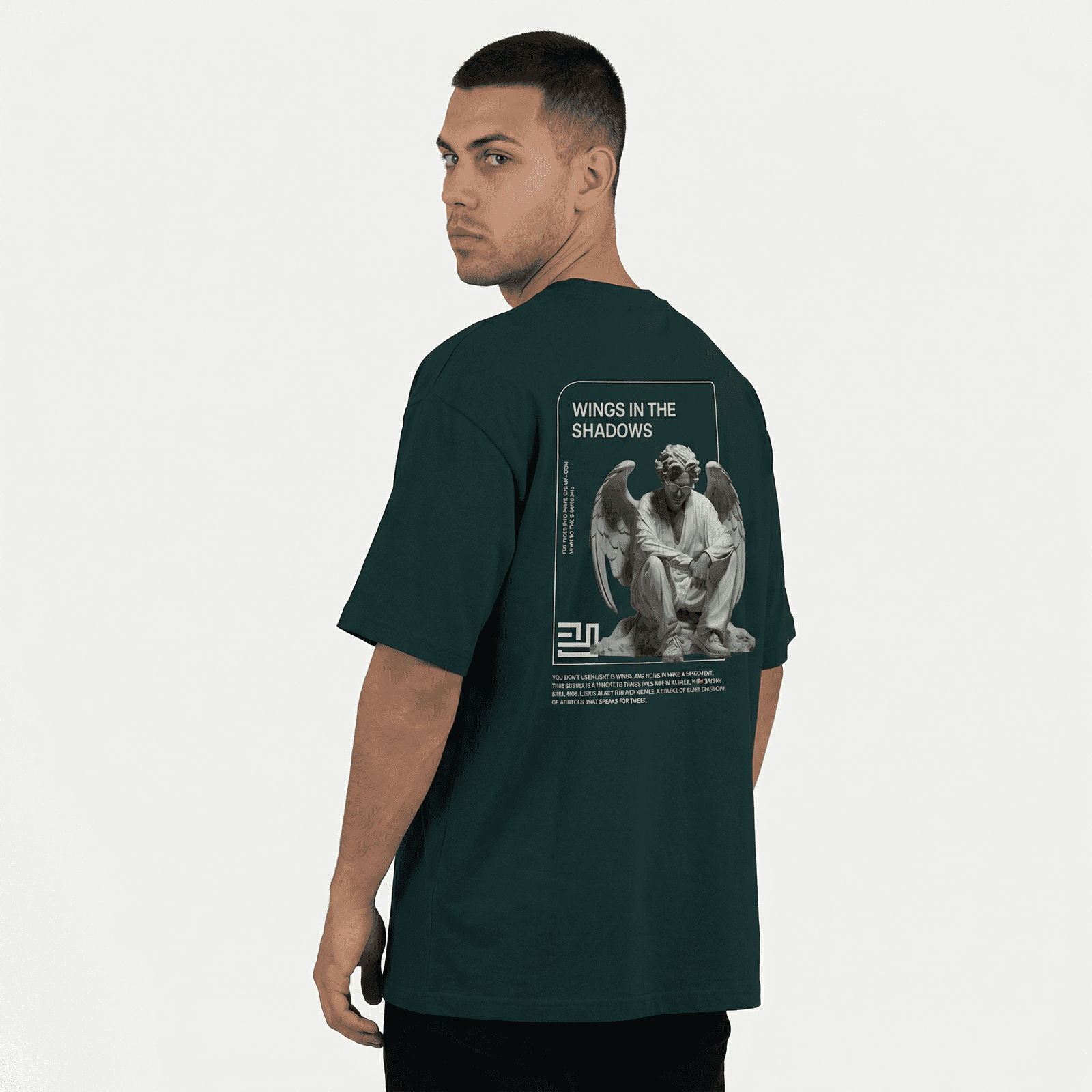 Camiseta Oversize P25 - Verde — en uso