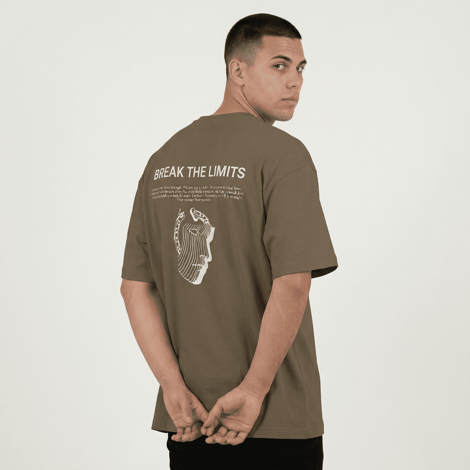 Camiseta P25 - Mocca — en uso