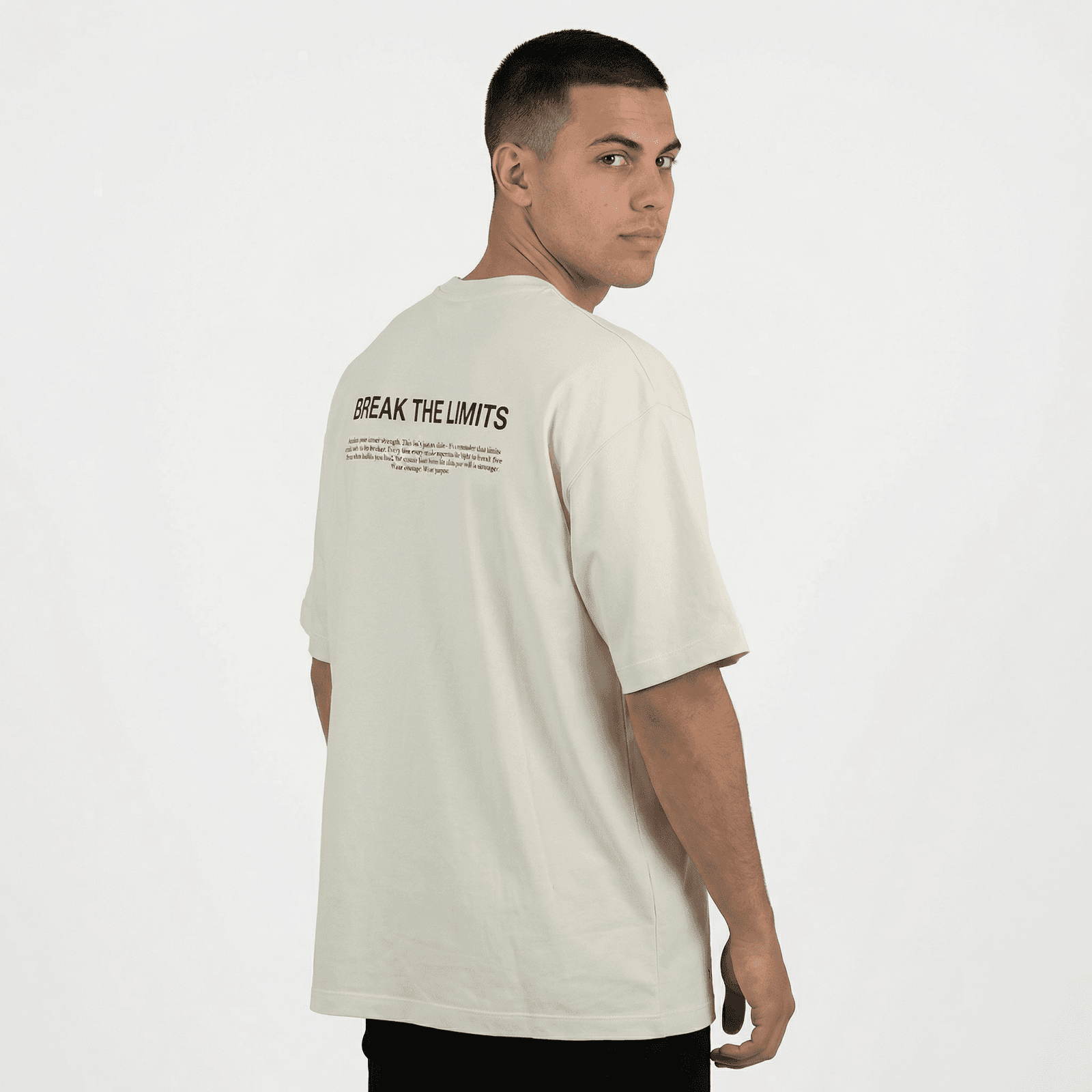 Camiseta Oversize P25 - Marfil — en uso