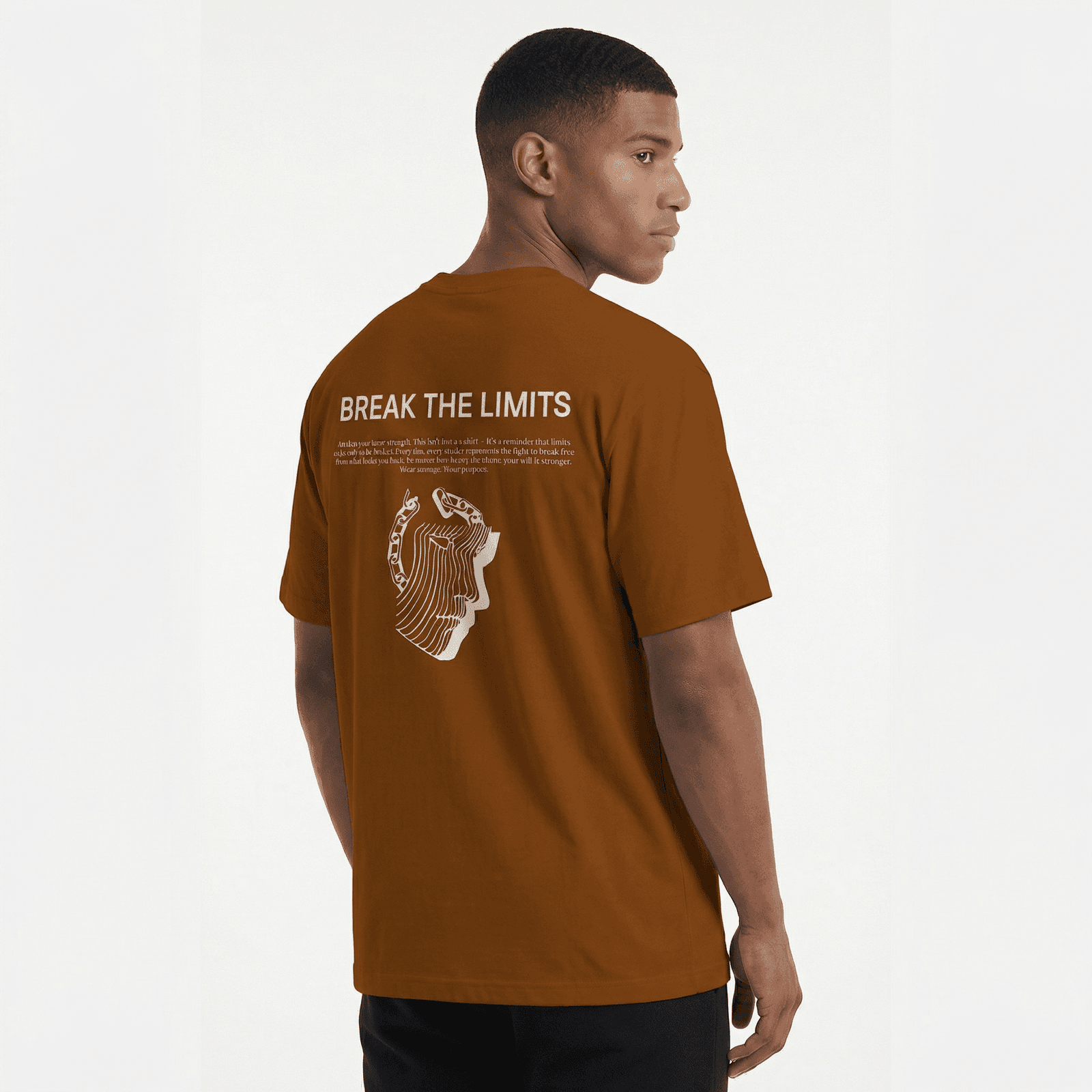 Camiseta Regular Fit P25 - Caramelo — en uso