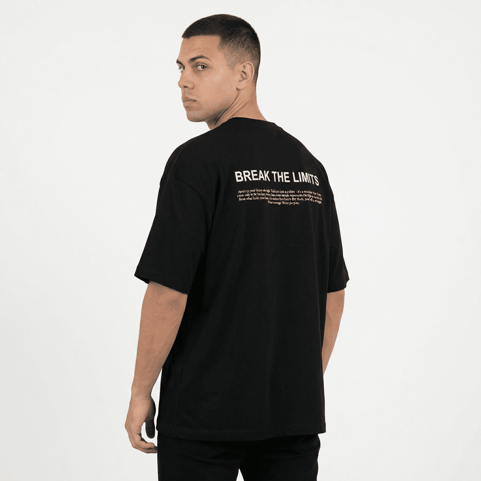 Camiseta Oversize P25 - Negro — en uso
