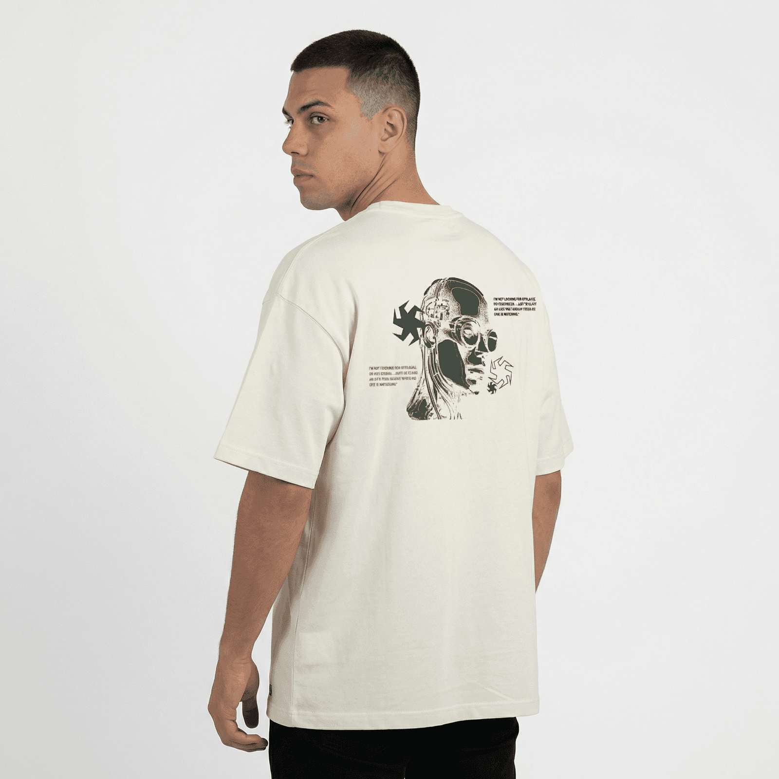 Camiseta Oversize P25 - Marfil — en uso