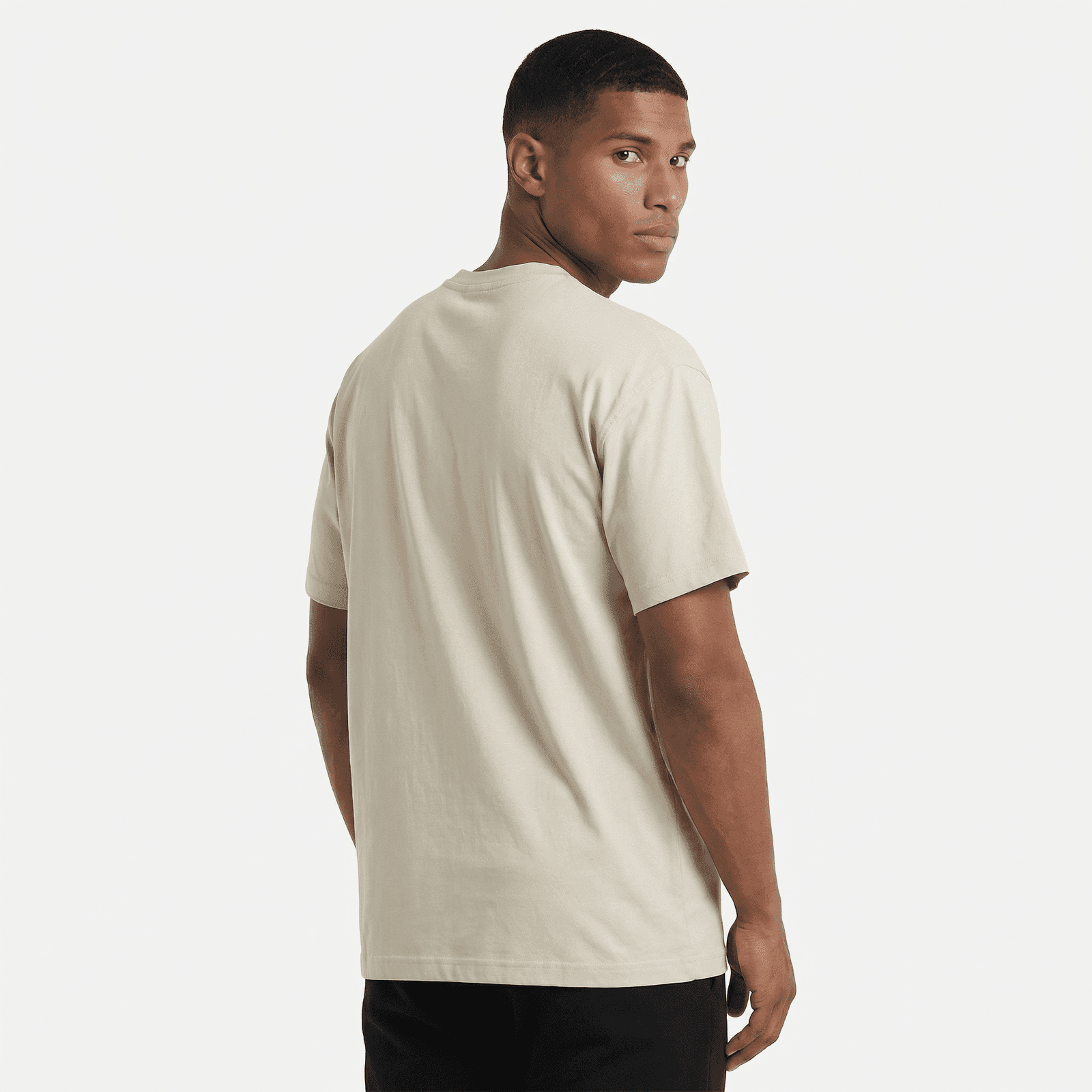 Camiseta P25 - Marfil — en uso