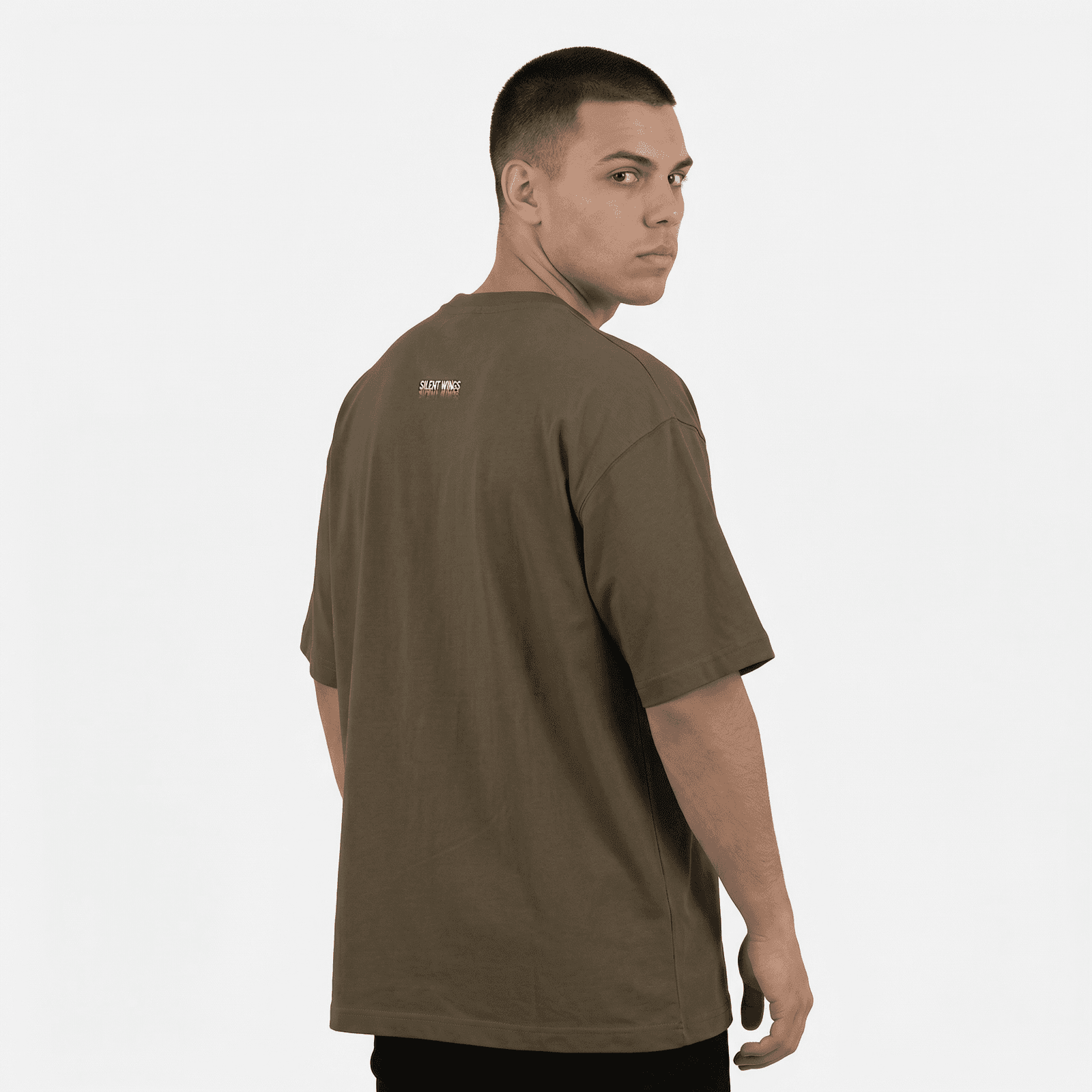 Camiseta Oversize P25 - Mocca — en uso