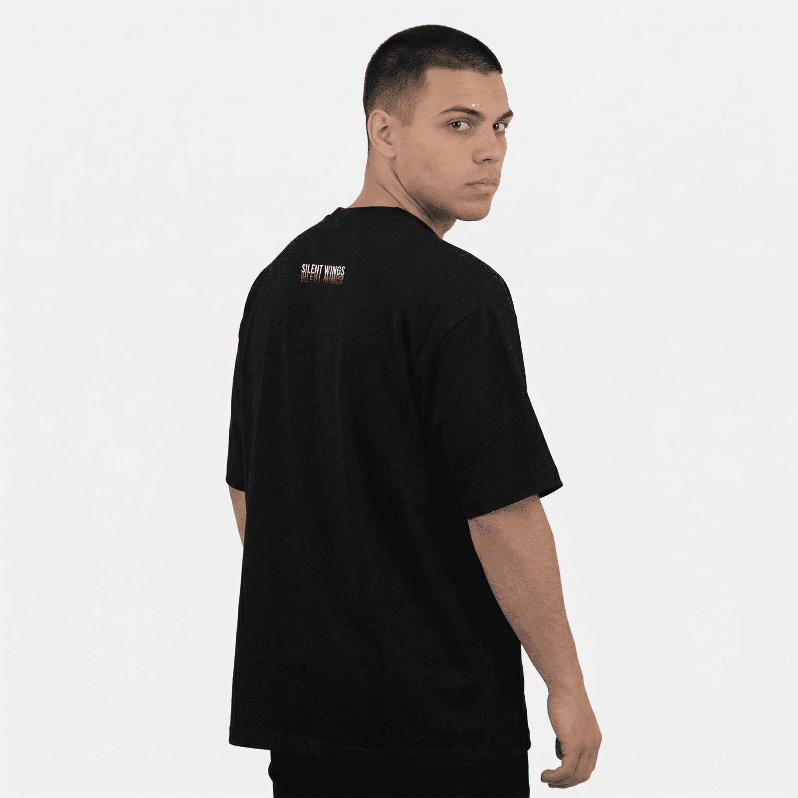 Camiseta Oversize P25 - Negro — en uso