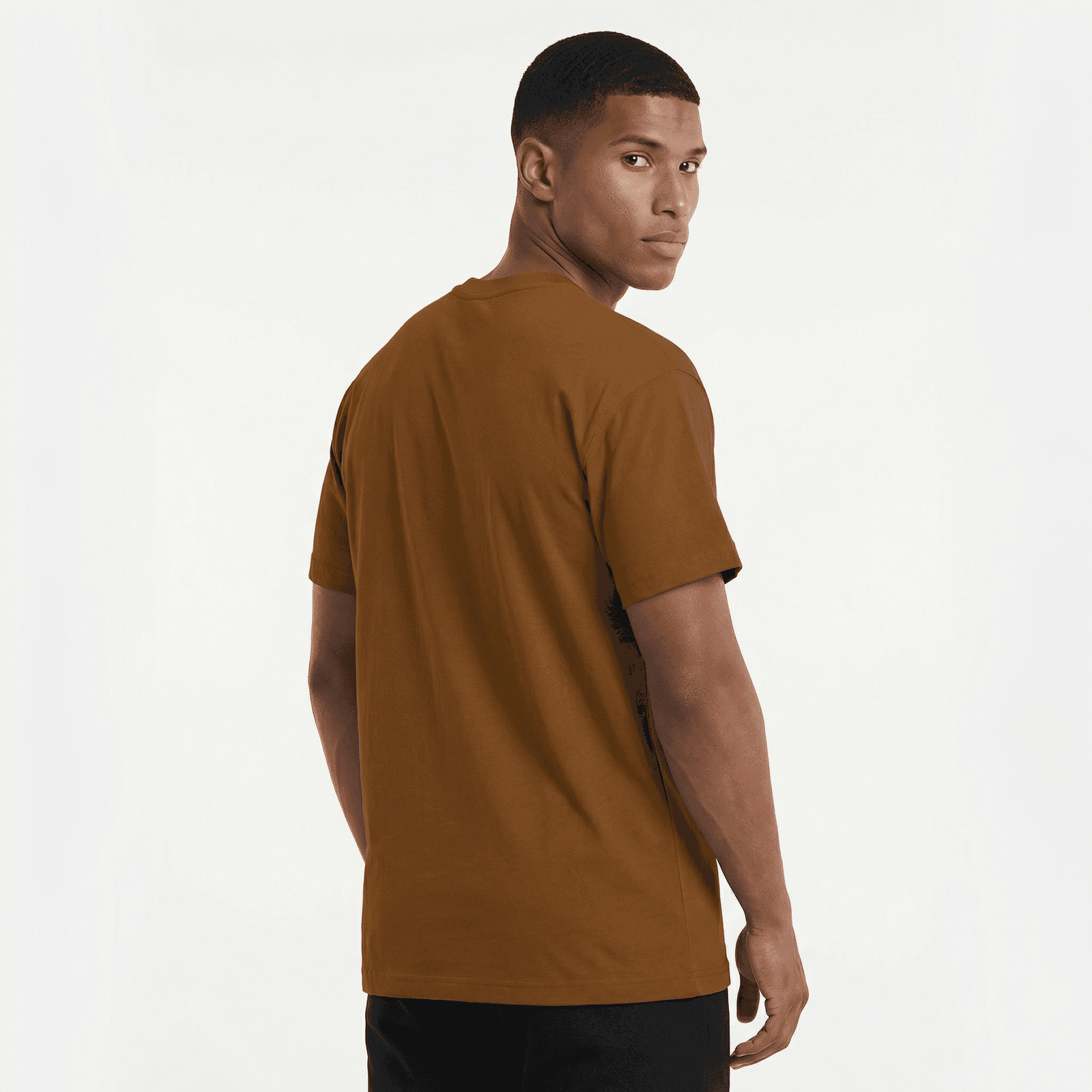 Camiseta Regular Fit P25 - Caramelo — en uso