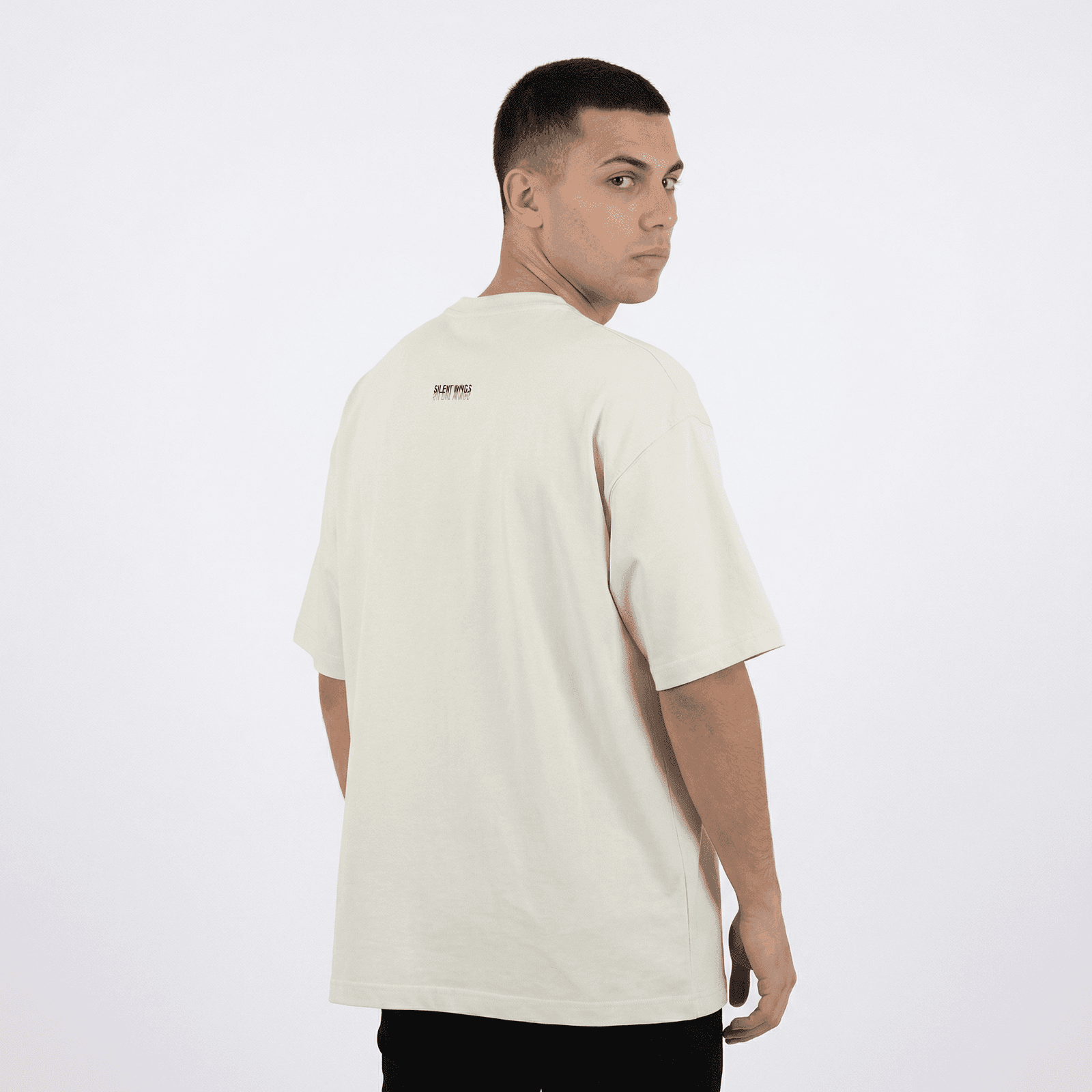 Camiseta Oversize P25 - Marfil — en uso